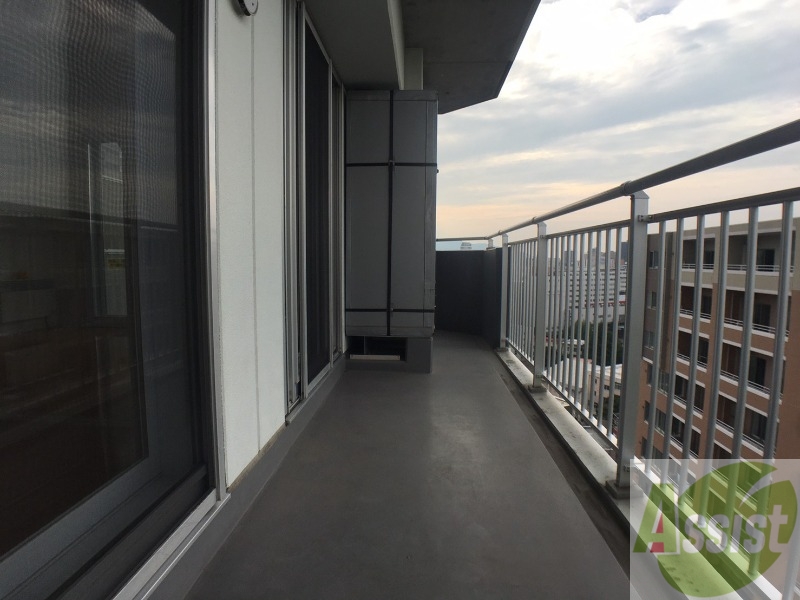 バルコニー　バルコニーは幅があり、広い印象を受けました。