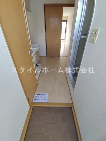 玄関　別部屋写真です。