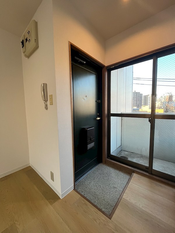 玄関　３０１号室写真