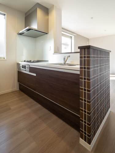 キッチン　３口コンロ、グリル付きのキッチンです。