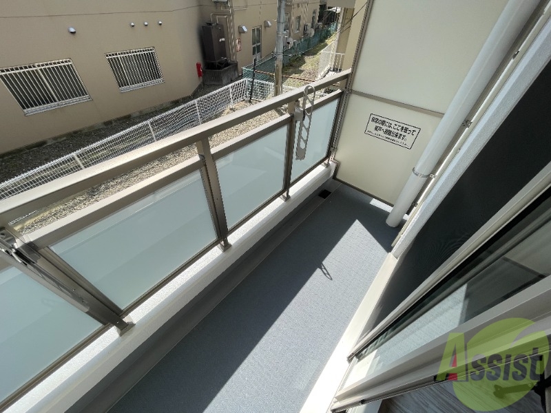 バルコニー　バルコニーはこんな感じで洗濯物も干せるスペースがありました。
