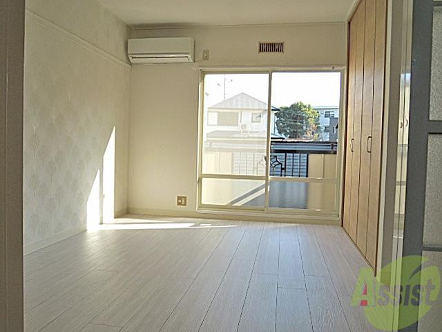 居室・リビング　床、壁クロス、クローゼット全て新品です。綺麗なお部屋です