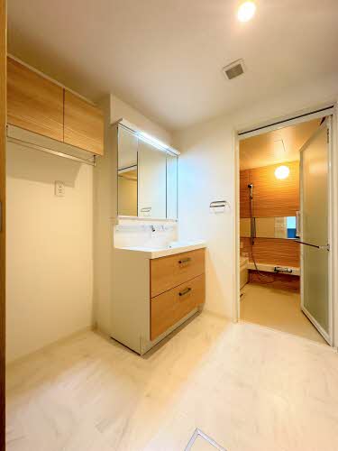 洗面設備　明るい洗面所です