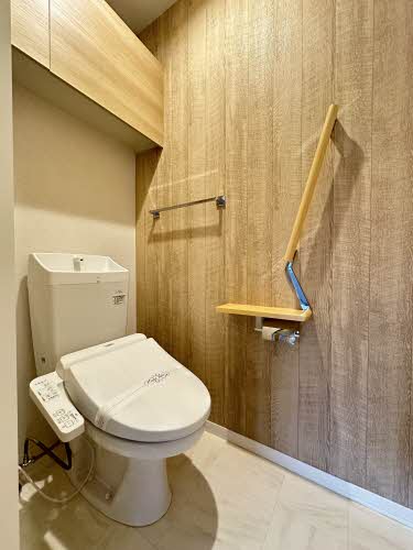 トイレ　落ち着いた色調のトイレです