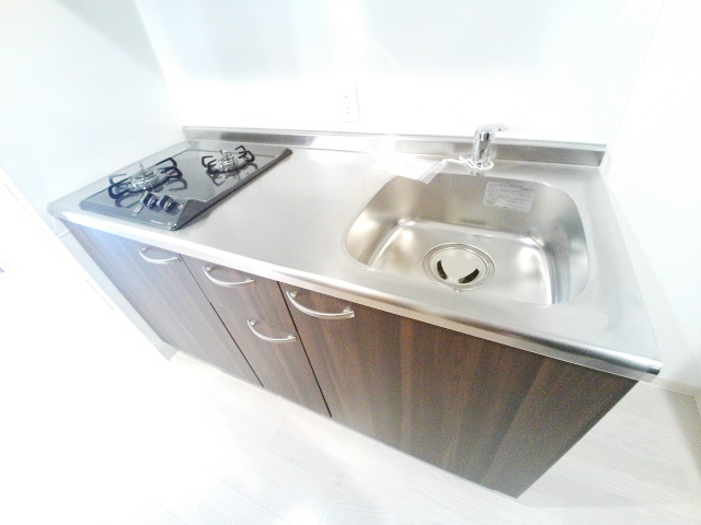 キッチン　2口ガスコンロ付き、調理スペースが広いキッチン