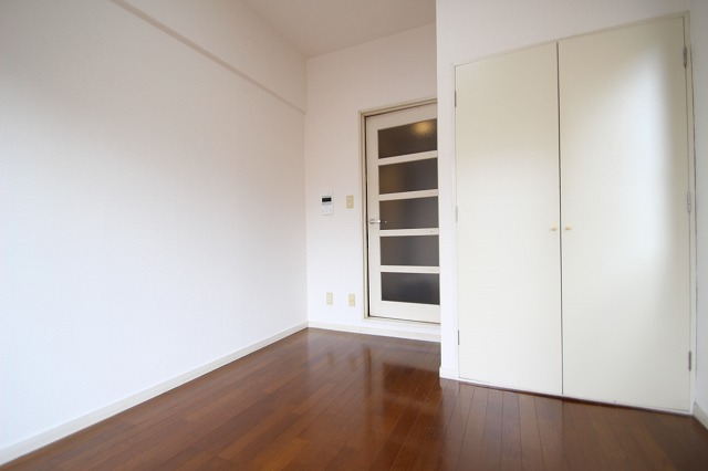 居室・リビング　同物件別号室のものです。