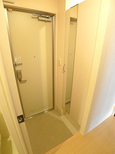 玄関　写真は同型タイプ