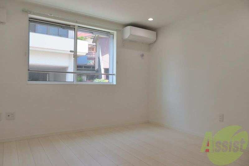 居室・リビング　白を基調とした明るいお部屋です。清潔感があっていいですね。