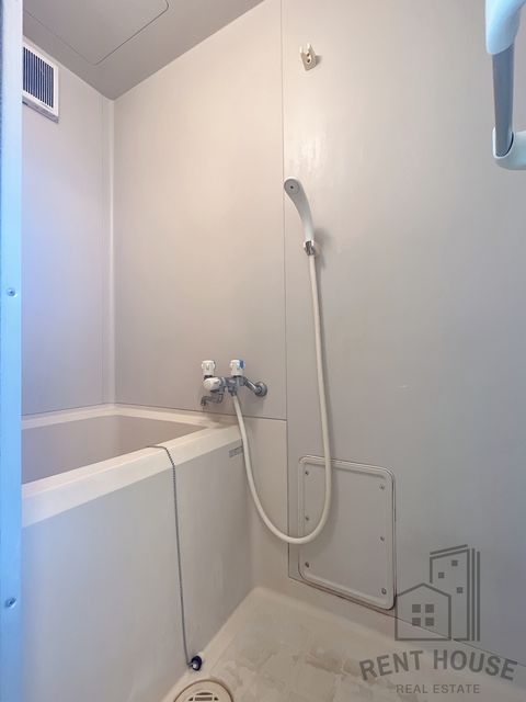 バス・シャワールーム　クリーニング前の写真です♪