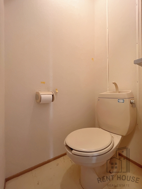 トイレ　クリーニング前の写真です♪