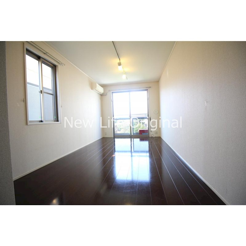 居室・リビング　2面採光で明るいお部屋。エアコン付きです。