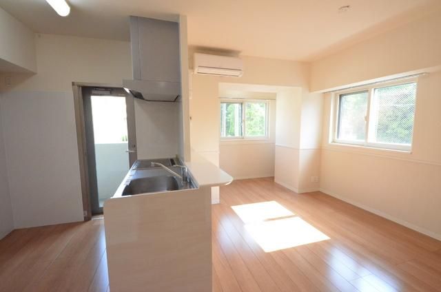 居室・リビング　☆窓が沢山、広めのリビング１２．９帖☆