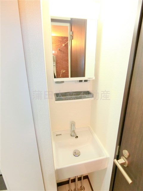 洗面設備　鏡裏収納の独立洗面台