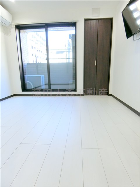 居室・リビング　洋室　32V型壁掛けTV付