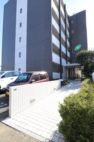 エントランス　落ち着いたエントランスです