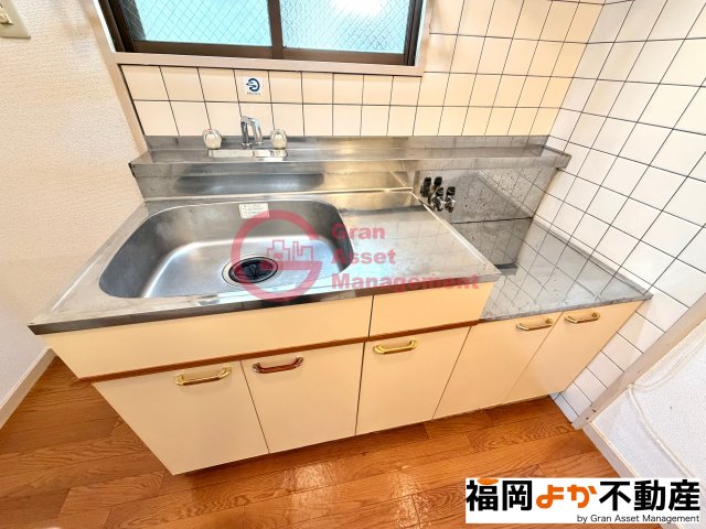 キッチン　【203号室実写真】お料理しやすいキッチンです