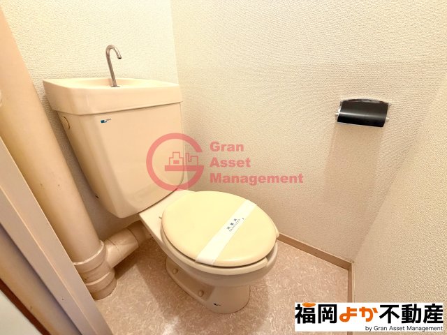 トイレ　【203号室実写真】トイレも気になるポイント