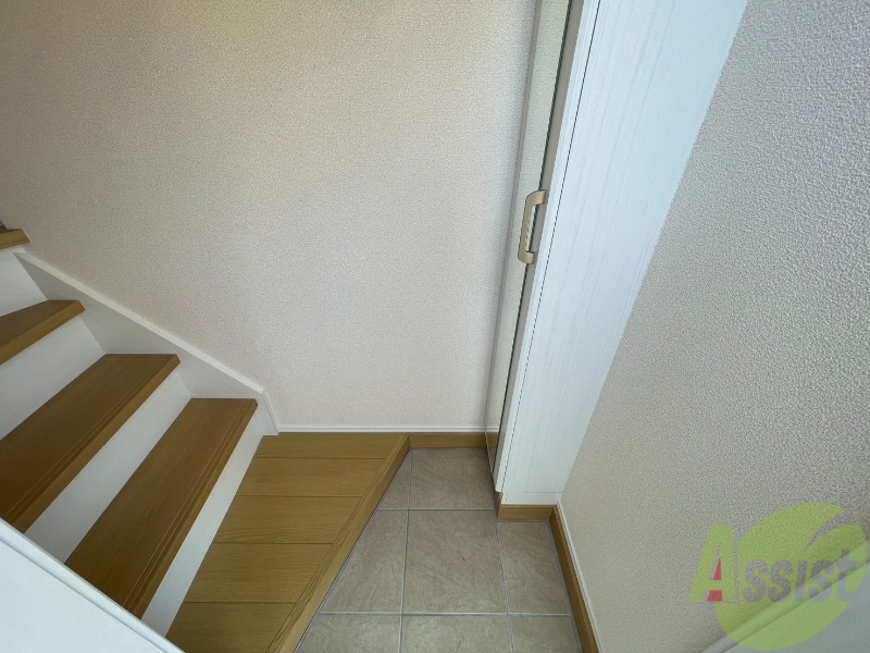 玄関　玄関からの様子です。すぐ部屋が見えないのは安心ですね。