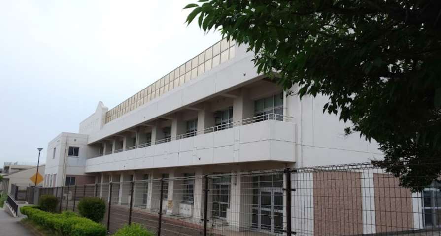 中学校　横浜市立岩井原中学校（中学校）まで606m