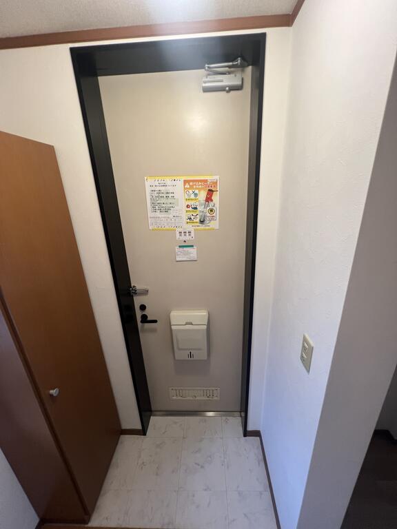 玄関　※別号室の参考写真となります。