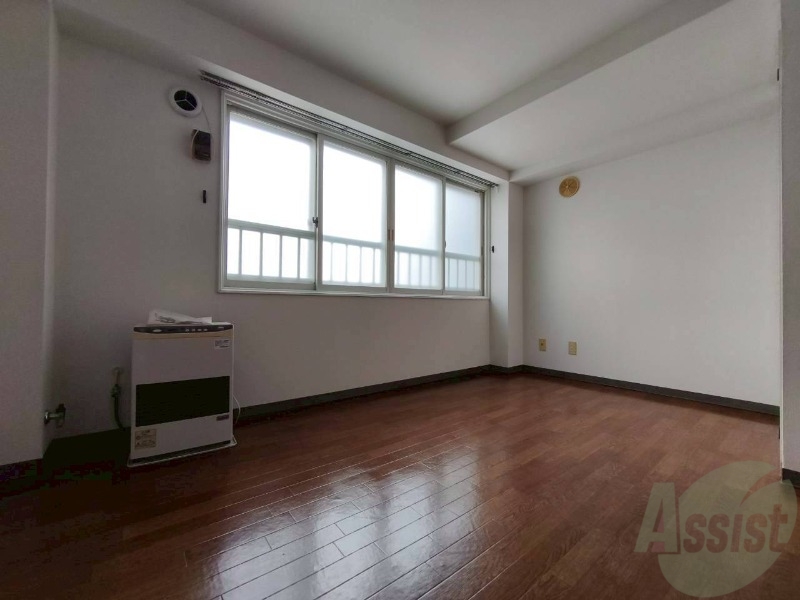 その他部屋・スペース　こちらのお部屋は光が差し込む、温かみのあるお部屋です。