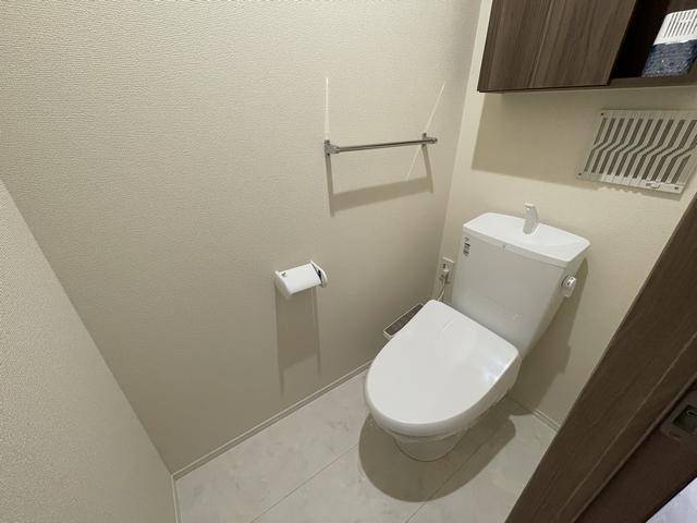 トイレ　清潔感のあるシャワー付きトイレです。