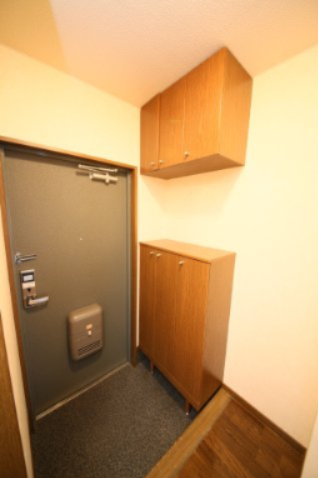 玄関　※反転間取り別部屋の写真を引用しております。