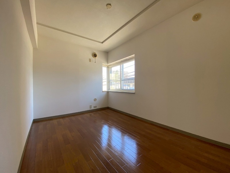 その他部屋・スペース　こちらのお部屋は光が差し込む、温かみのあるお部屋です。
