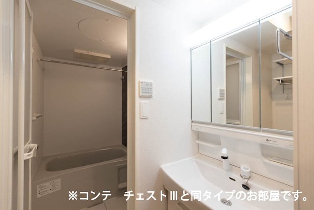 洗面設備　明るい洗面所です