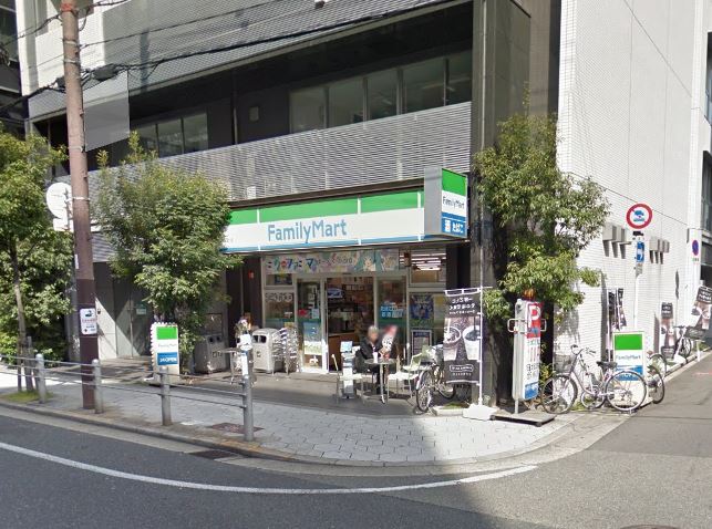 コンビニ　ファミリーマート靱本町店（コンビニ）まで109m