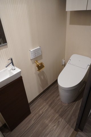 トイレ　落ち着いた色調のトイレです