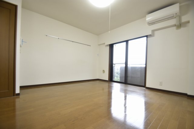 居室・リビング　落ち着いた色合いの床材を使用した居住空間