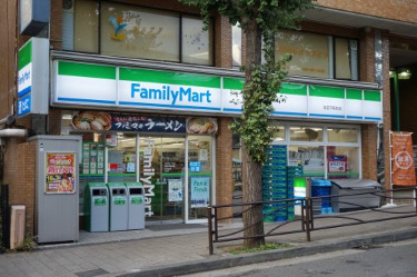 コンビニ　ファミリーマート 宮前平駅前店（コンビニ）まで325m