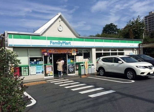 コンビニ　ファミリーマート 深沢二丁目店（コンビニ）まで385m