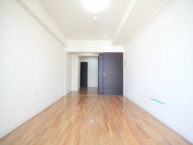 居室・リビング　洋室9.0帖　エアコン付　バルコニーに面しています