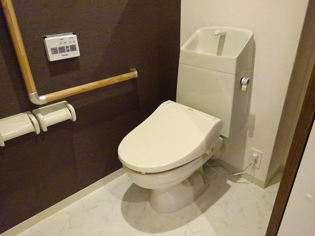 トイレ　手すり付き、温水洗浄暖房便座トイレです