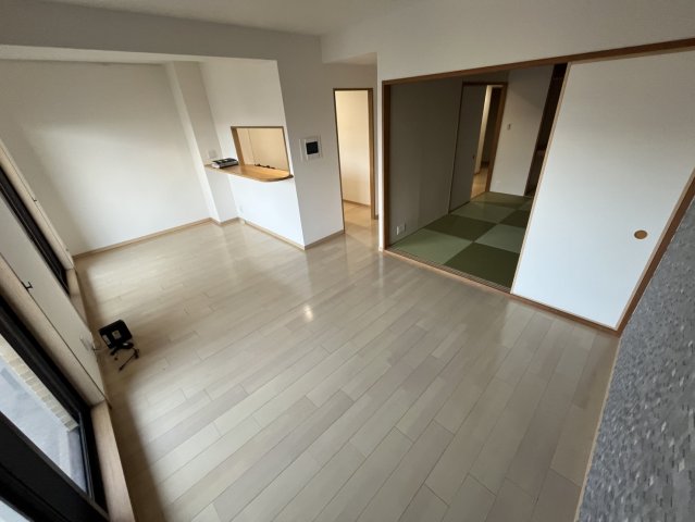 NTPRレジデンス甲子園四番町の居間写真