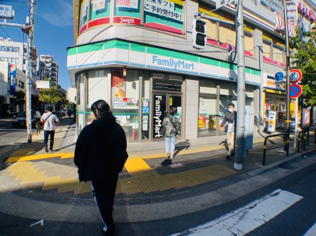 コンビニ　ファミリーマート 綾瀬駅前店（コンビニ）まで216m