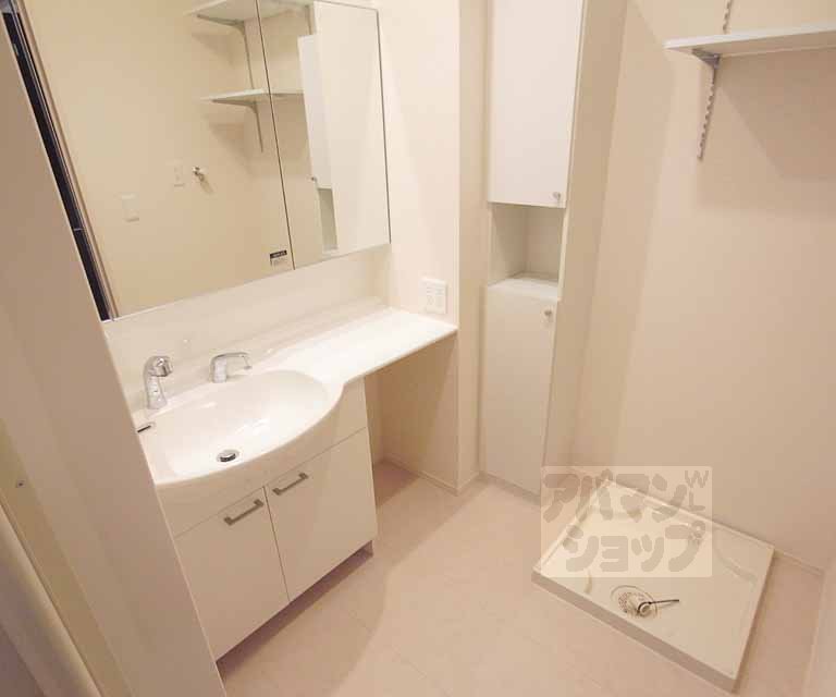 洗面設備　広々洗面台です。