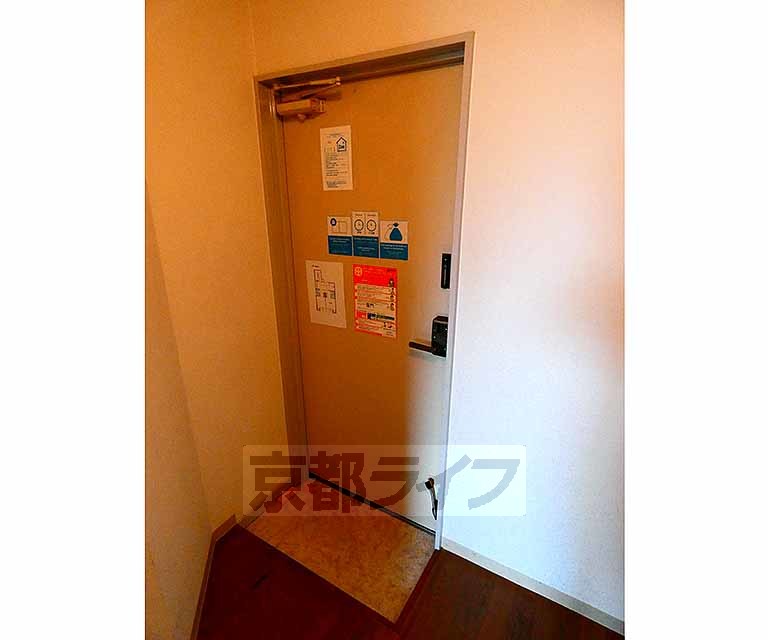 ギオンアーモンビルの玄関写真