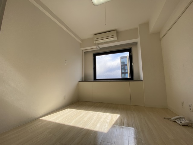 居室・リビング　白色ベースの綺麗なお部屋です。