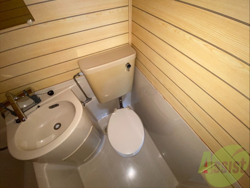 トイレ　トイレです。ユニットバスになってますのでコンパクト。