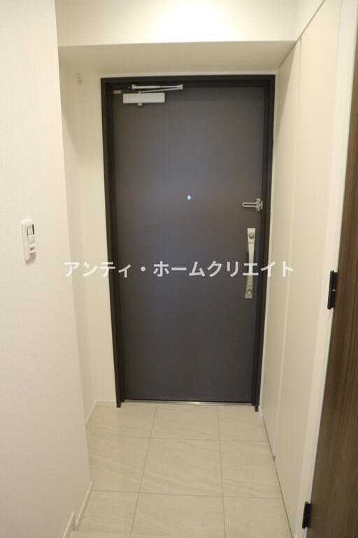 玄関　同タイプ9階の室内写真となります