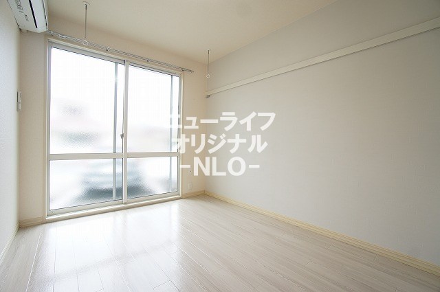 居室・リビング　5.7帖の洋室☆雨の日に便利な室内物干し設置済み☆