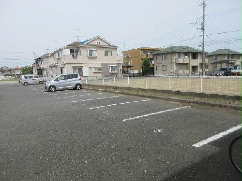 【レオパレスラ・プランタンの駐車場】