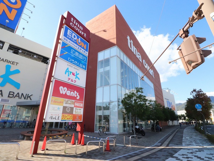 ショッピングセンター　Tina court（ショッピングセンター）まで330m