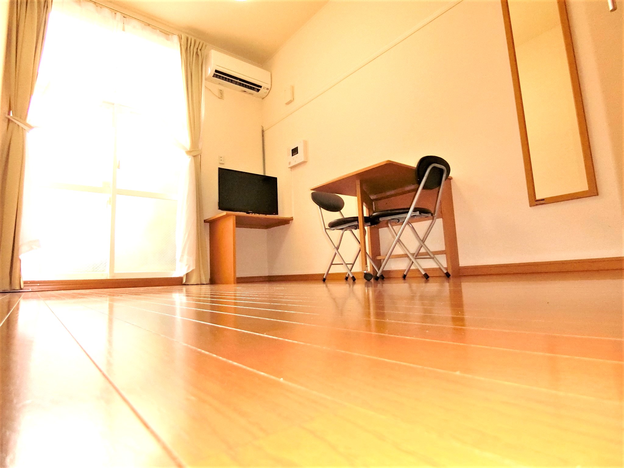 その他　テレビ・折畳み机とイス・カーテン・全身鏡・照明を完備です☆