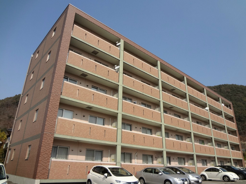 松本市大字里山辺のマンションの建物外観