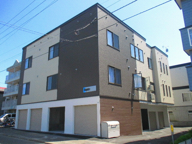 札幌市東区北十九条東のアパートの建物外観