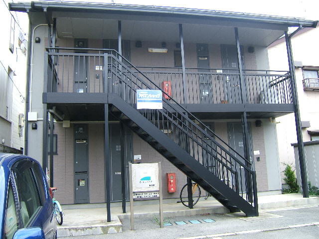 新潟市中央区関屋田町のアパートの建物外観